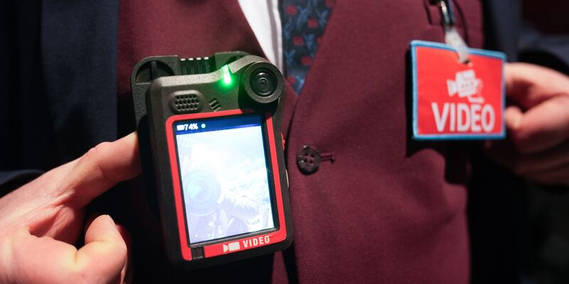 Bodycams zum Schutz der Beschäftigten vor Übergriffen sind längst nicht überall im Einsatz. (Archivbild) - Foto: Marcus Brandt/dpa