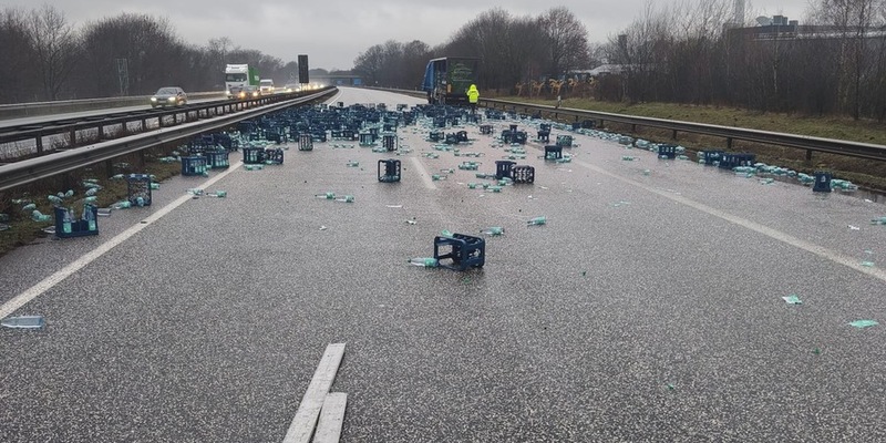 POL-VER: +Lkw verliert Wasserkisten++Zigarettenautomaten aufgebrochen++Pkw landet auf Dach - Fahrer bleibt unverletzt++Pkw beim Ausfahren übersehen+ - Foto: presseportal.de