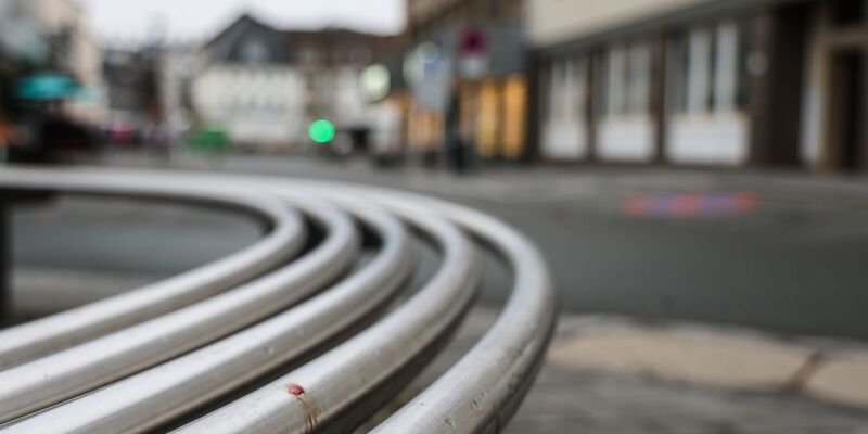 Nach der Tat waren Teile der Innenstadt von Meschede am Freitagmorgen gesperrt.  - Foto: Alex Talash/dpa