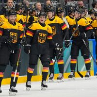 Leon Draisaitl (l) und Tim Stützle (r) machten gegen Dänemark unter anderem den Unterschied. - Foto: Hassan Ammar/AP/dpa