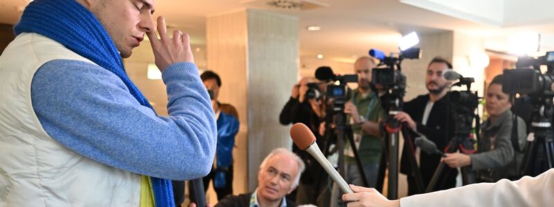 Wladislaw Heraskewytsch äußerte sich nach der Anhörung. - Foto: Peter Kneffel/dpa