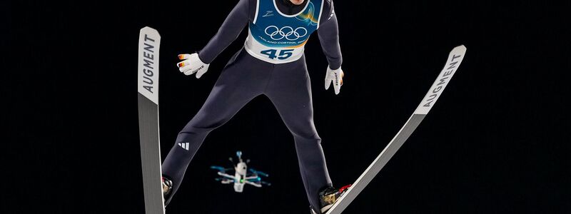 Der deutsche Skispringer Philipp Raimund wird von einer Drohne gefilmt. - Foto: Kirsty Wigglesworth/AP/dpa