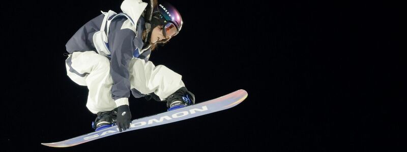 Auch im Snowboard - hier das Big-Air-Finale mit Kokomo Murase - kommen Kameradrohnen zum Einsatz. (Archivbild) - Foto: Oliver Weiken/dpa