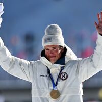 Das ist sie: Johannes Hoesflot Klaebo freut sich über seine achte Olympia-Goldmedaille. - Foto: Daniel Karmann/dpa