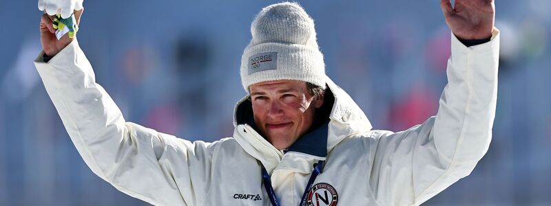 Das ist sie: Johannes Hoesflot Klaebo freut sich über seine achte Olympia-Goldmedaille. - Foto: Daniel Karmann/dpa