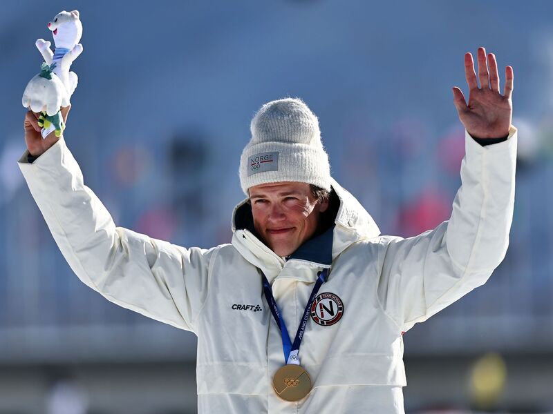 Das ist sie: Johannes Hoesflot Klaebo freut sich über seine achte Olympia-Goldmedaille. - Foto: Daniel Karmann/dpa