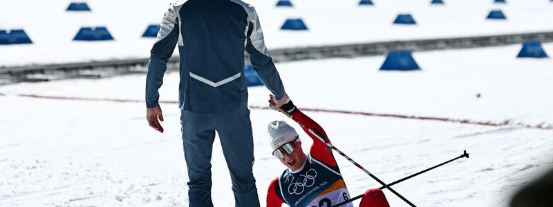 Johannes Hoesflot Klaebo zeigt sich in Tesero als fairer Sportsmann. - Foto: Daniel Karmann/dpa