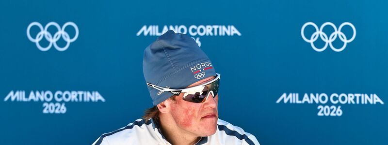 Johannes Hoesflot Klaebo musste auf Konkurrent Einar Hedegart warten, ehe sein Sieg feststand. - Foto: Daniel Karmann/dpa