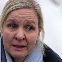 IOC-Präsidentin Kirsty Coventry zeigte sich nach dem Ausschluss des Ukrainers Heraskewytsch emotional. - Foto: Fatima Shbair/AP/dpa