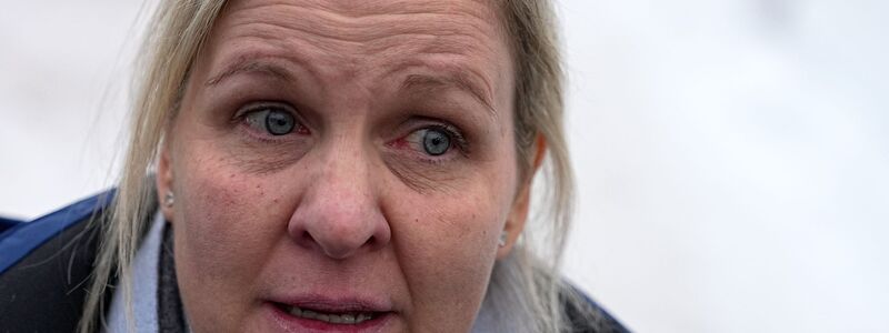 IOC-Präsidentin Kirsty Coventry zeigte sich nach dem Ausschluss des Ukrainers Heraskewytsch emotional. - Foto: Fatima Shbair/AP/dpa