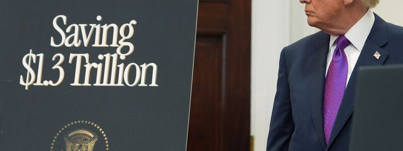 Trump verspricht sich große Einsparungen durch seinen Anti-Klima-Kurs. - Foto: Evan Vucci/AP/dpa