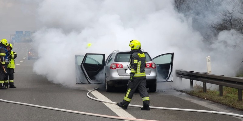 API-TH: Vollsperrung - Pkw in Vollbrand - Foto: presseportal.de