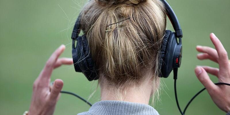 Frau mit Kopfhörern - Foto: via dts Nachrichtenagentur