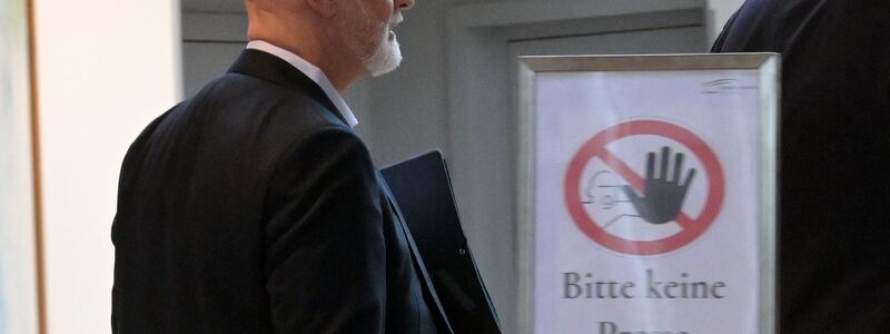 Es dringt nicht viel heraus aus dem Verhandlungssaal, hier dbb-Chef Volker Geyer im Potsdamer Hotelfoyer. - Foto: Michael Bahlo/dpa
