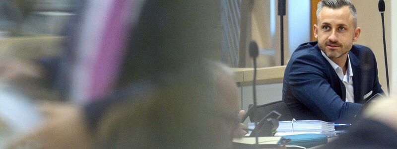 Der Spitzenkandidat der AfD für die Landtagswahl in Sachsen-Anhalt, Ulrich Siegmund, sagt, Angehörigen von Parteifreunden könne er vertrauen, das sei wichtig bei Mitarbeitern. (Archivbild)  - Foto: Klaus-Dietmar Gabbert/dpa