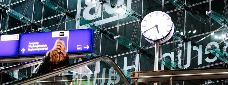 Bund und Bahn wollen mehr für die Sicherheit der Beschäftigten im Bahnverkehr tun.  - Foto: Carsten Koall/dpa