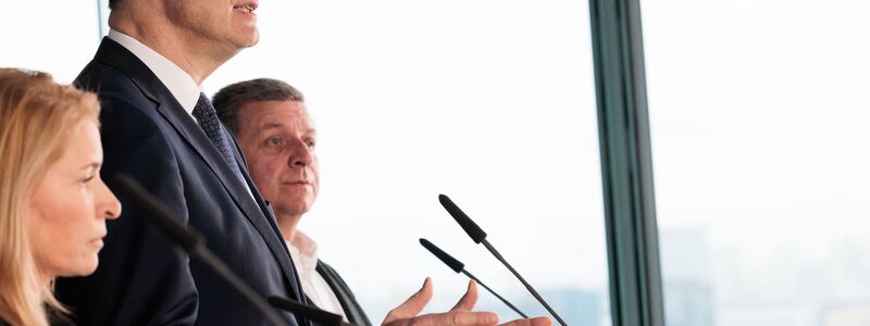 Bundesverkehrsminister Schnieder hat konkrete Maßnahmen für mehr Sicherheit von Bahnbeschäftigten angekündigt. - Foto: Carsten Koall/dpa