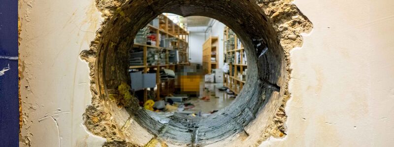 Durch dieses Loch kamen die Einbrecher in den Tresorraum - Foto: -/Polizei Gelsenkirchen/dpa