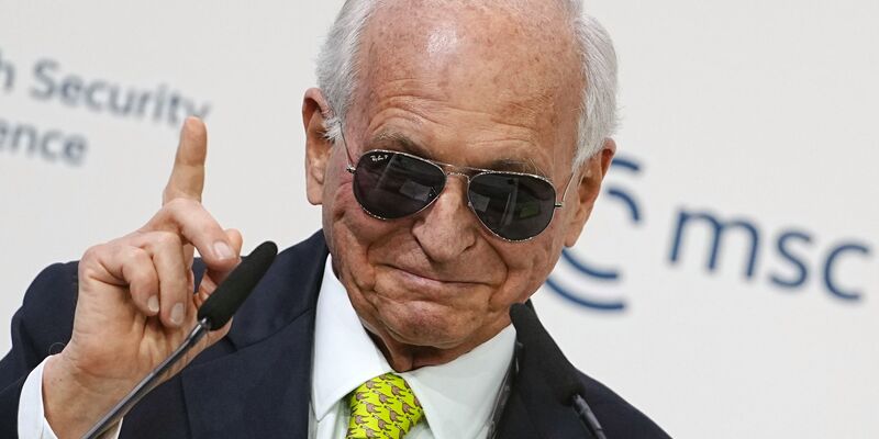 Ischinger erinnerte schmunzelnd an Macrons Sonnenbrillen-Moment. - Foto: Kay Nietfeld/dpa