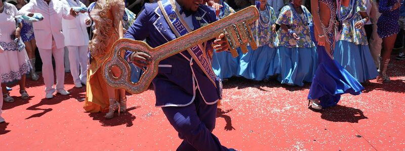 Karnevalskönig Momo tanzt mit dem Schlüssel der Stadt bei einer Zeremonie zur offiziellen Eröffnung des Karnevals in Rio de Janeiro. - Foto: Silvia Izquierdo/AP/dpa