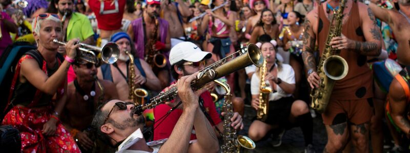 Beim Straßenkarneval ziehen dutzende Karnevalsgruppen durch die Straßen der Stadtteile. (Archivbild) - Foto: Bruna Prado/AP/dpa