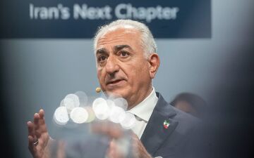 Pahlavi nennt es sein Lebensziel, im Iran den Weg für demokratische Wahlen zu ebnen. Eigene Machtambitionen hat er keine.  - Foto: Marijan Murat/dpa