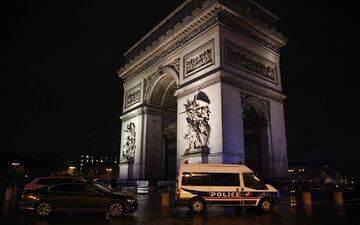 Am Triumphbogen wurde ein Gendarm angegriffen. - Foto: Guillaume Baptiste/AFP/dpa