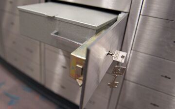 Erneut wurden in einer Bankfiliale Schließfächer aufgebrochen, diesmal in Stuhr bei Bremen. (Symbolbild)  - Foto: Daniel Reinhardt/dpa/dpa-tmn