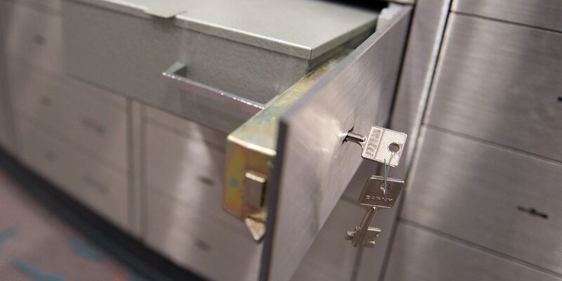 Erneut wurden in einer Bankfiliale Schließfächer aufgebrochen, diesmal in Stuhr bei Bremen. (Symbolbild) - Foto: Daniel Reinhardt/dpa/dpa-tmn