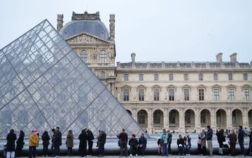 Wegen des Verdachts auf Betrug mit falschen Eintrittskarten kam eine Person in Untersuchungshaft. (Archivbild) - Foto: Thibault Camus/AP/dpa