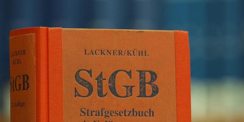 Das Strafgesetzbuch in einer Bibliothek (Archiv) - Foto: via dts Nachrichtenagentur