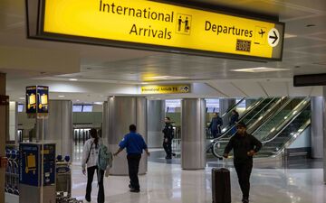 Pläne für verschärfte Einreiseregeln in die USA sorgen aktuell für Verunsicherung. (Symbolbild) - Foto: Yuki Iwamura/FR171758 AP/dpa