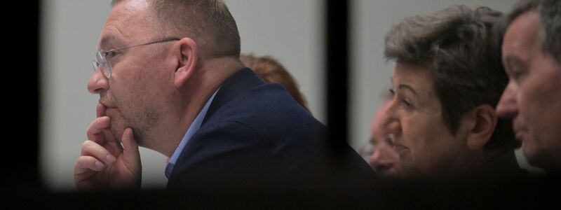 Verdi-Chef Frank Werneke informiert immer wieder zwischendurch seine Kollegen. - Foto: Michael Bahlo/dpa