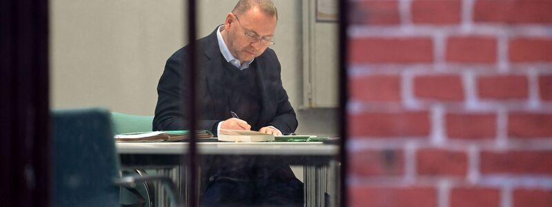 Verdi-Chef Frank Werneke vertiefte sich in Unterlagen.  - Foto: Michael Bahlo/dpa