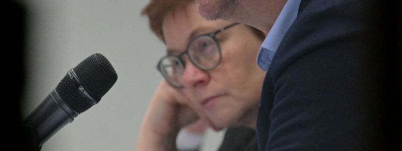 Verdi-Chef Frank Werneke und seine Stellvertreterin Christine Behle mussten den Stand der Verhandlungen in ihren Gremien erläutern.  - Foto: Michael Bahlo/dpa