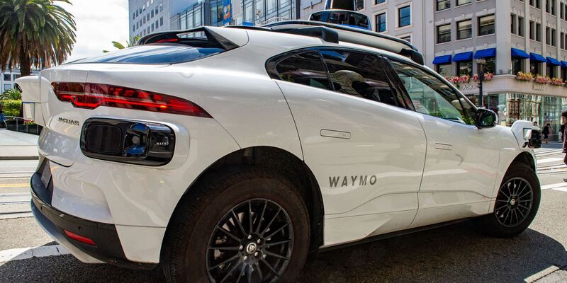 Wenn Fahrgäste die Tür eines der aktuellen Robotaxis von Waymo offenlassen, ist das selbstfahrende Autos oft hilflos. (Archivbild) - Foto: Andrej Sokolow/dpa