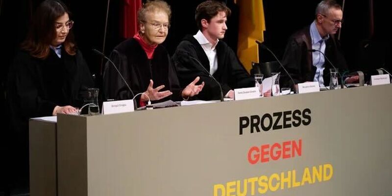 In dem fiktiven Prozess wird über ein Verbot der AfD verhandelt.  - Foto: Fabian Hammerl/Thalia Theater/dpa