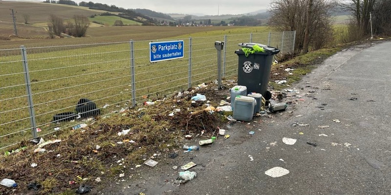 POL-HI: Illegale Müllentsorgung auf einem Parkplatz an der B3 zw. Delligsen und Alfeld - Foto: presseportal.de
