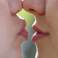 Der Kuss ist mehr als nur eine Berührung der Lippen. (Symbolbild) - Foto: Karl-Josef Hildenbrand/dpa
