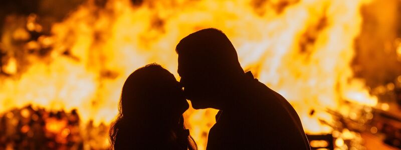 Für viele ist der erste Kuss ein besonderer Moment. (Symbolbild)  - Foto: Andreas Arnold/dpa