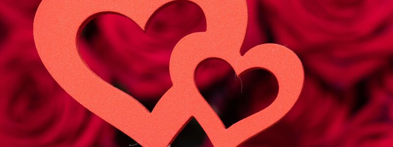 Sag es durch die Blume: das rote Herz als Symbol für die Liebe. (Archivbild) - Foto: Boris Roessler/dpa