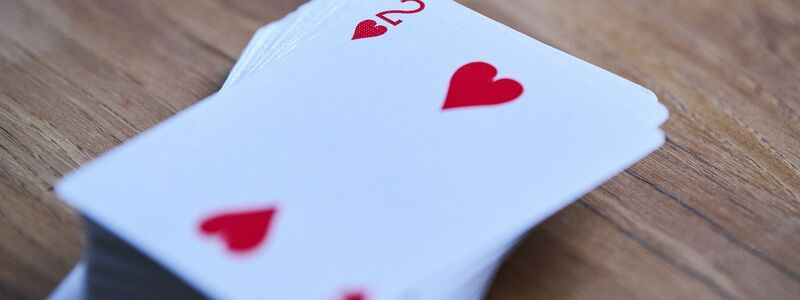 Seit dem 14. Jahrhundert fand das rote Herzsymbol auf Spielkarten Verbreitung. (Archivbild) - Foto: Annette Riedl/dpa