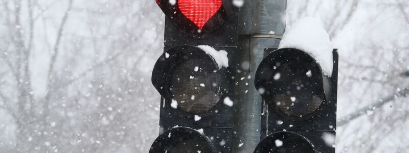 Augen auf beim Herzgebrauch - auch an der Ampel. (Archivbild) - Foto: Bodo Schackow/dpa-Zentralbild/dpa