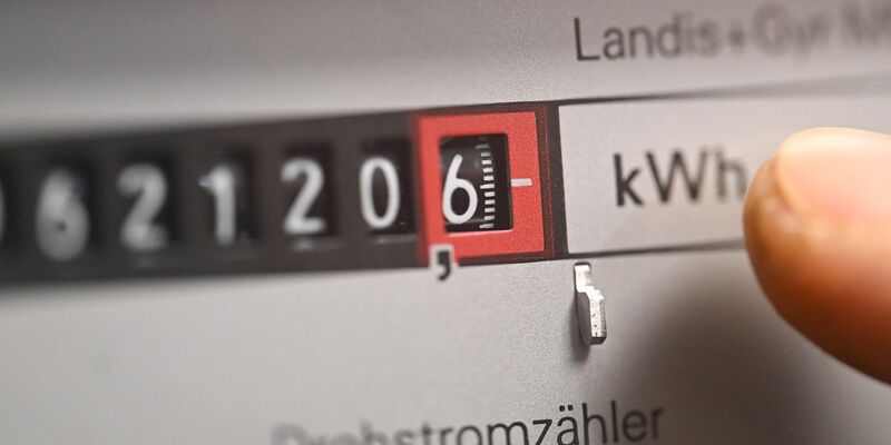 Viele Strom-Grundversorger haben schon die Preise gesenkt, weitere folgen. Der Grund: Gesunkene Netzgebühren und niedrigere Einkaufspreise. (Symbolbild) - Foto: Bernd Weißbrod/dpa