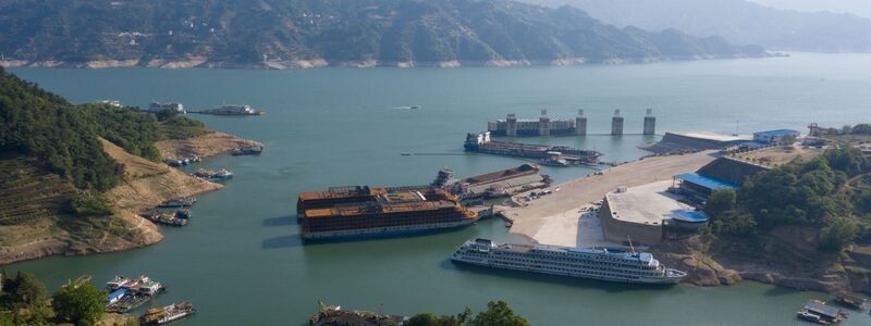 Boote und Schiffe liegen im Flussbecken von Zigui. - Foto: Lei Yong/XinHua/dpa