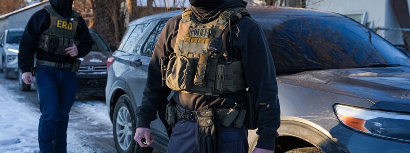 Einsatzkräfte des Bundes suchen in Minneapolis weiter nach Migranten ohne gültige Aufenthaltstitel. (Archivbild)  - Foto: Ryan Murphy/AP/dpa