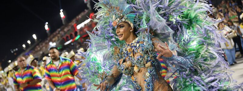 In Rio de Janeiro haben die weltberühmten Umzüge im Sambodrom begonnen.  - Foto: Fernando Souza/dpa