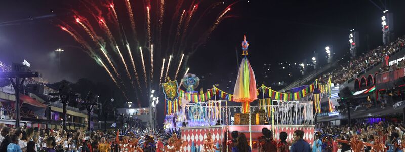 Mehrere Sambaschulen ziehen mit bunten Wagen durch die Straße. - Foto: Fernando Souza/dpa