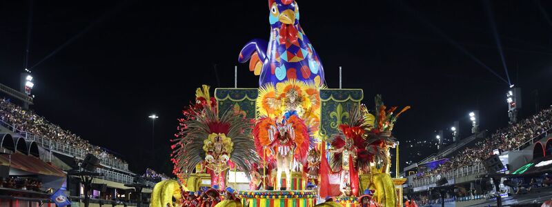 Tänzerinnen und Tänzer der Sambaschule «Inocentes de Belford Roxo» treten im Sambodrom auf. - Foto: Fernando Souza/dpa