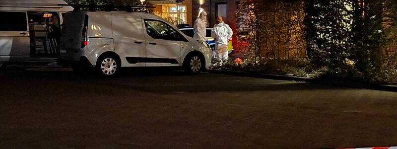 Beim Einbruch in eine Bank in Stuhr bei Bremen sind etliche Schließfächer aufgebrochen worden. Am Tatort arbeitete die Spurensicherung. - Foto: Kai Moorschlatt/dpa